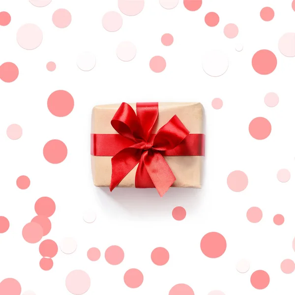 Caja de regalo con cinta roja sobre fondo blanco — Foto de Stock