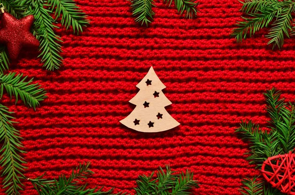 Natal vermelho tricotado fundo com ramo abeto, estrelas, conceito de ano novo . — Fotografia de Stock
