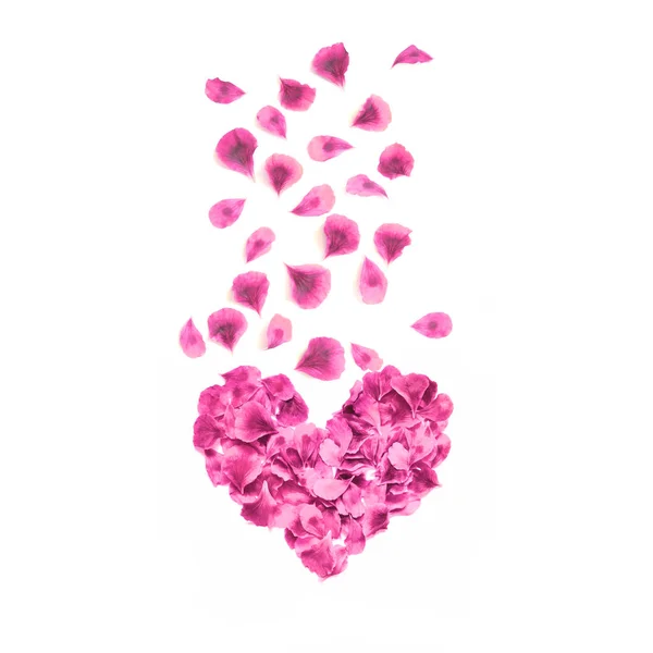 Hart gemaakt van rozenblaadjes. Rode rozenblaadjes hart op witte achtergrond. Bovenaanzicht. Liefde en romantische thema. — Stockfoto