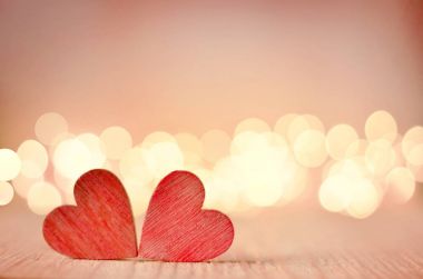 Kalpler ahşap bir masada ve arka planda bir bokeh.