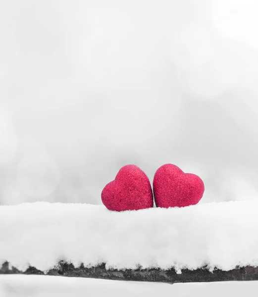 Красное сердце на фоне снега. День Святого Валентина — стоковое фото