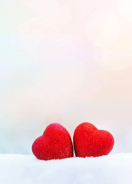 Два красных сердца на белом фоне. Композиция ко Дню святого Валентина или свадебное платье. Копирование пространства . — стоковое фото