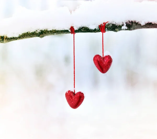 Czerwone serca na gałęzi drzewa śniegu w zimie. Wakacje szczęśliwy Walentynki celebracja serce miłość koncepcja. — Zdjęcie stockowe