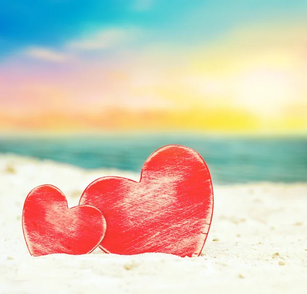 Dos corazones en la playa de verano — Foto de Stock