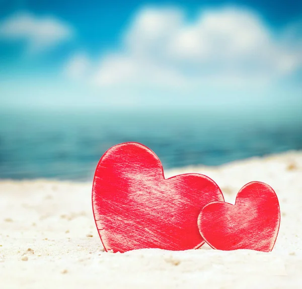 Twee harten op het strand van de zomer — Stockfoto