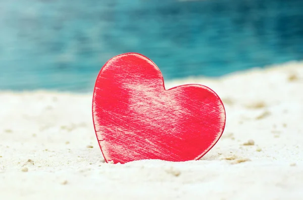 Καρδιά στην παραλία το καλοκαίρι — Φωτογραφία Αρχείου