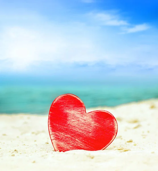 여름 해변에 심장 — 스톡 사진
