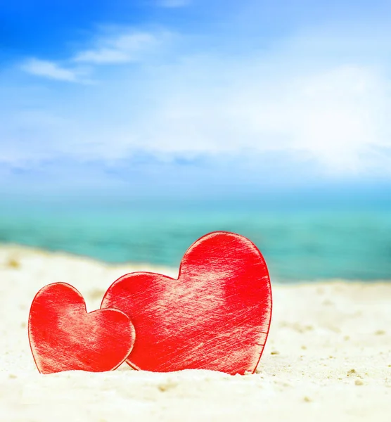 夏季海滩上的两颗心 — 图库照片