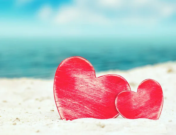 Twee harten op het strand van de zomer — Stockfoto