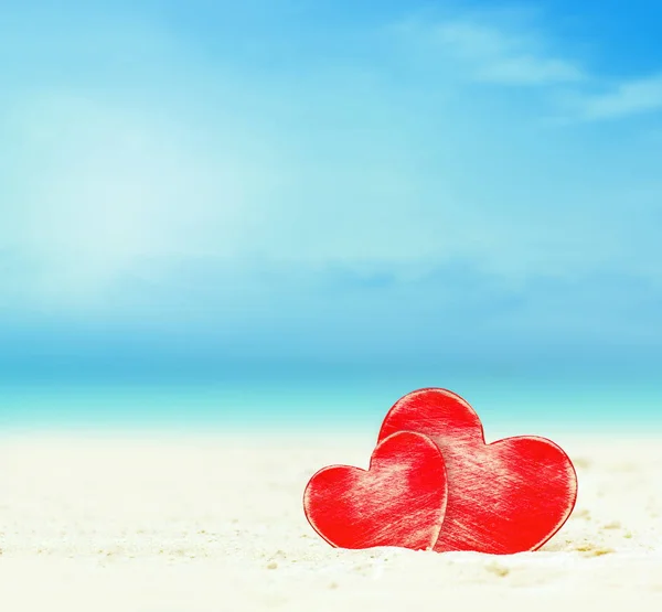 Twee harten op het strand van de zomer — Stockfoto