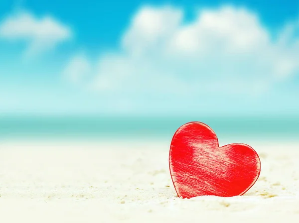 Heart on the summer beach — Stock Photo, Image