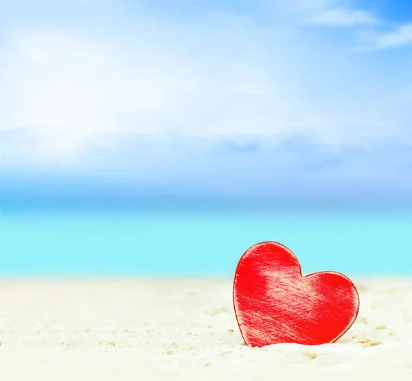 Heart on the summer beach — Stock Photo, Image