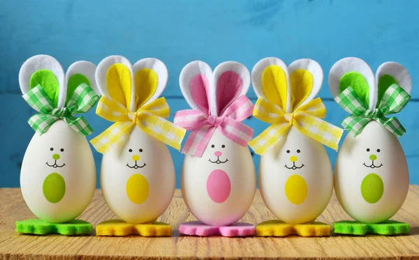 Coelhinho de ovos de Páscoa colorido. Feliz Páscoa . — Fotografia de Stock