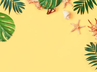 Tropikal arka plan. Palmiye ağaçların dalları ile deniz yıldızı ve Sarı zemin üzerine deniz kabuğu. Seyahat. Kopya alanı.