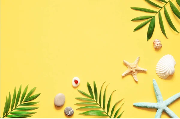 Tropische achtergrond. Palm bomen takken met zeester en zeeschelp op gele achtergrond. Reizen. Kopiëren van ruimte. — Stockfoto