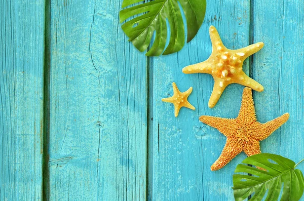 Fondo marino de verano. Estrella de mar sobre fondo azul de madera — Foto de Stock