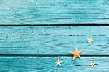 Yaz deniz arka plan - mavi ahşap zemin üzerine deniz yıldızı