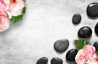 Çakıl taşı üzerinde pembe Gül çiçek kümesi