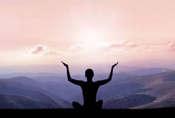 Йога силует на горі в сонячних променях — стокове фото