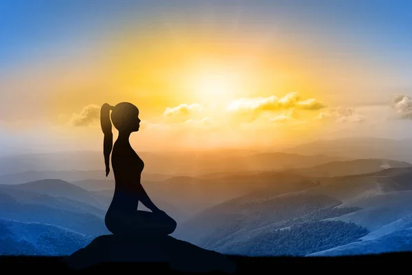 Yoga-Silhouette auf dem Berg in Sonnenstrahlen. die Morgensonne — Stockfoto