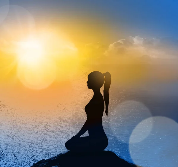 Yoga silhouette on the beach in sunrays. The dawn sun — Stock Photo, Image