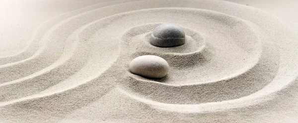 Дзен сад медитации каменный фон с камнями и линиями в песке для релаксации баланса и гармонии духовности или спа-велнес — стоковое фото