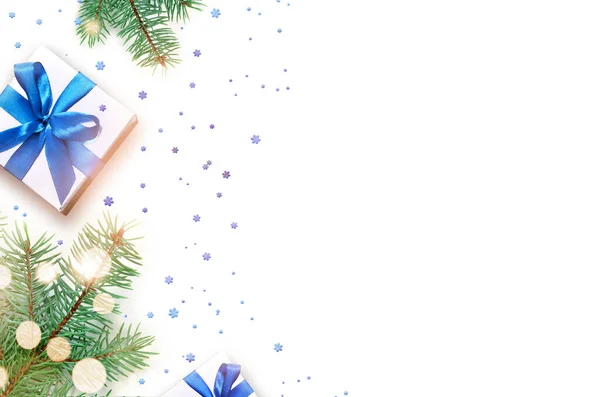 Різдвяний подаруночок з блакитним луком. Різдвяний фон — стокове фото