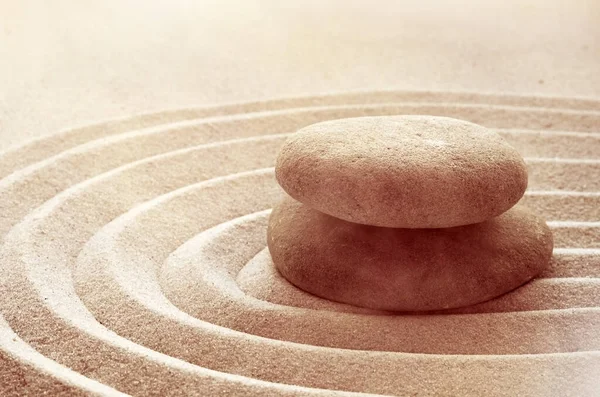 Дзен сад медитации каменный фон с камнями и линиями в песке для релаксации баланса и гармонии духовности или спа-велнес — стоковое фото
