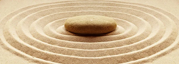 Zen jardín meditación piedra fondo con piedras y líneas en arena para el equilibrio de relajación y armonía espiritualidad o spa bienestar —  Fotos de Stock