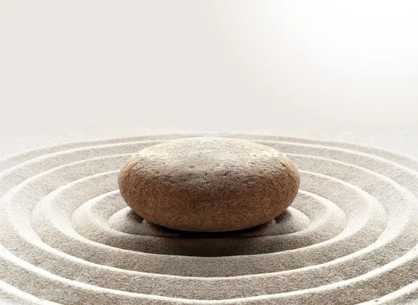 Zen bahçesi meditasyon taşı arka planında rahatlama dengesi ve ahenk ruhsallığı veya spa sağlığı için kumdaki taşlar ve çizgiler var. — Stok fotoğraf