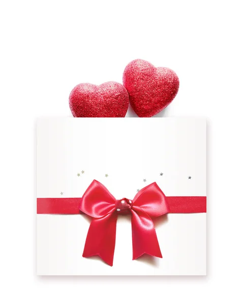 Rode harten en witte envelop met strik op witte achtergrond. — Stockfoto
