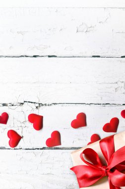Sevgililer Günü hediye kutuları beyaz ahşap zemin üzerinde kalp, fotokopi alanı ile üst manzara
