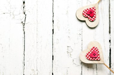 Ahşap arka plan tasarımı için Sevgililer günü için. Dekoratif kırmızı ve beyaz kupa. Yukarıdan görüntüleyin. Sevgililer günü kavramı