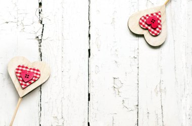 Ahşap arka plan tasarımı için Sevgililer günü için. Dekoratif kırmızı ve beyaz kupa. Yukarıdan görüntüleyin. Sevgililer günü kavramı