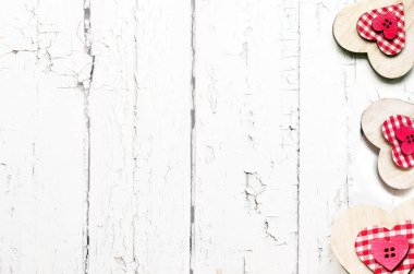 Ahşap arka plan tasarımı için Sevgililer günü için. Dekoratif kırmızı ve beyaz kupa. Yukarıdan görüntüleyin. Sevgililer günü kavramı