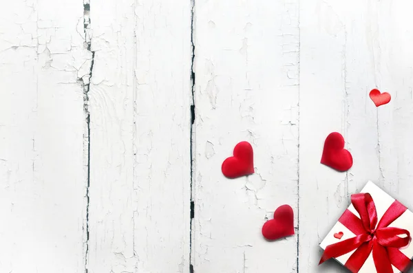 Cajas de regalo de San Valentín con corazón sobre fondo blanco de madera, vista superior con espacio para copiar — Foto de Stock
