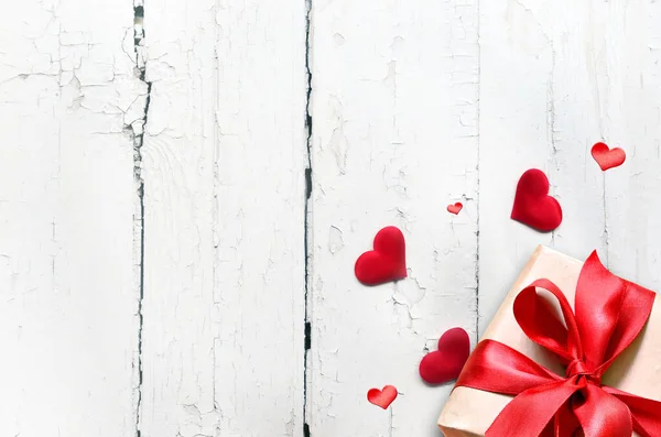 Cajas de regalo de San Valentín con corazón sobre fondo blanco de madera, vista superior con espacio para copiar — Foto de Stock