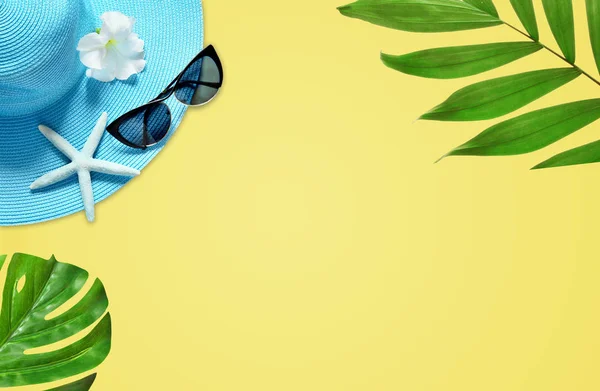 Fondo Tropical Summer Beach. Ramas de palmeras, sombrero con estrellas de mar sobre fondo amarillo veraniego. Viajar. Concepto de verano . —  Fotos de Stock