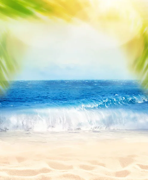 Sfondo spiaggia di sabbia estate. Foglia di palma, mare e cielo. Concetto estivo . — Foto Stock
