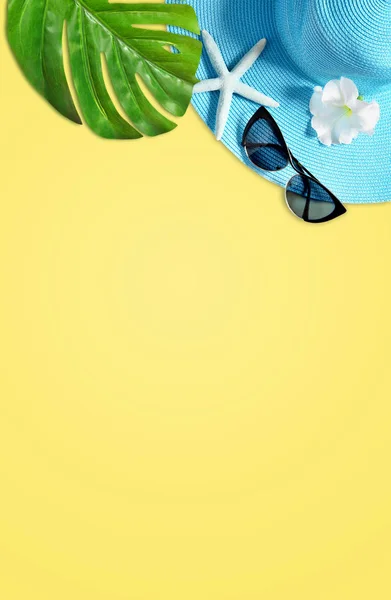 Fundo tropical da praia de verão. Palmeiras Ramos, chapéu com estrela do mar em fundo de verão amarelo. Viajar. Conceito de verão . — Fotografia de Stock
