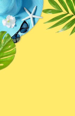 Tropik Yaz Sahili Arkaplanı. Palmiye ağaçları dalları, sarı yaz arkaplanında denizyıldızı şapkası. Seyahat et. Yaz konsepti.