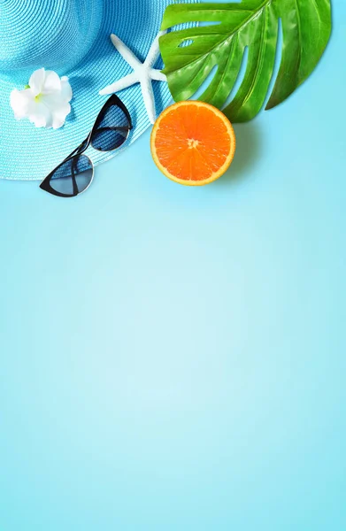 Tropische zomer strand achtergrond. Palmbomen Takken, hoed met zeester op blauwe zomerachtergrond. Reizen. Zomer concept. — Stockfoto