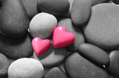 Gri arka planda kırmızı kalpler.