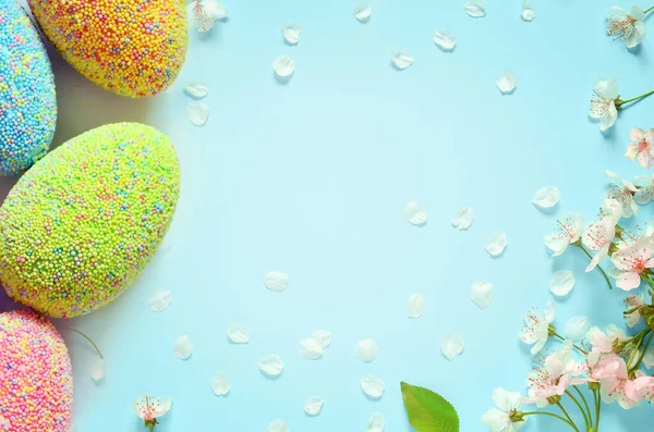 Ramas Florecientes Pétalos Sobre Fondo Azul Huevos Festivos Pascua —  Fotos de Stock