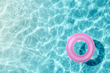 Kauçuk halka içinde Yüzme Havuzu güneşli bir gün.