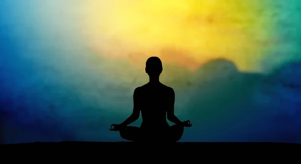 Éjszakai Égbolt Egy Lótuszban Jógázó Ember Sziluettje Pózol Meditáció — Stock Fotó
