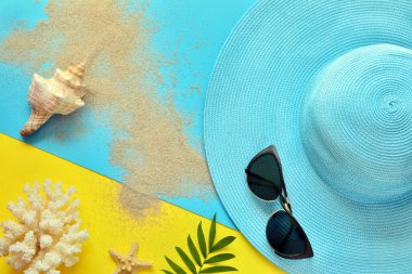 Yaz tatili konsepti düzdü. Plaj aksesuarları üst tarafta. Seyahat yaz konsepti