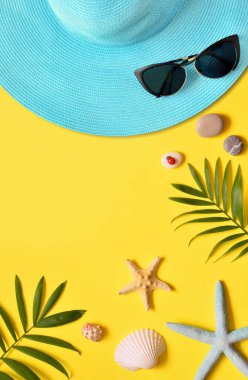 Yaz tatili konsepti düzdü. Plaj aksesuarları üst tarafta. Seyahat yaz konsepti