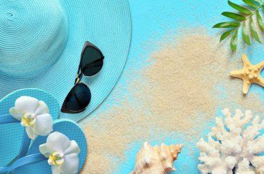 Yaz tatili konsepti düzdü. Plaj aksesuarları üst tarafta. Seyahat yaz konsepti