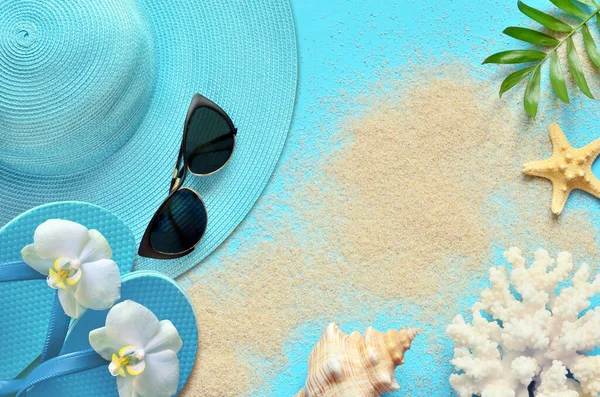 Yaz tatili konsepti düzdü. Plaj aksesuarları üst tarafta. Seyahat yaz konsepti